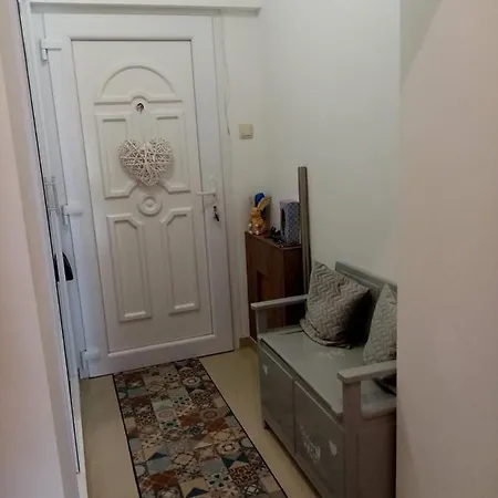 Kek Zsiraf Apartment *